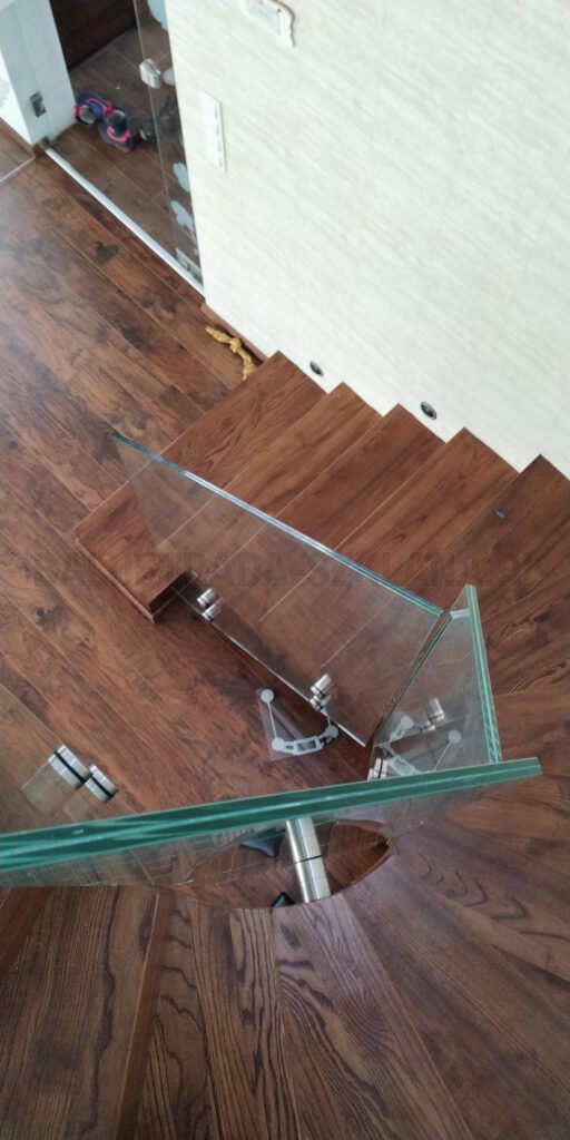 Balustrada szklana na rotulach wewnętrzna