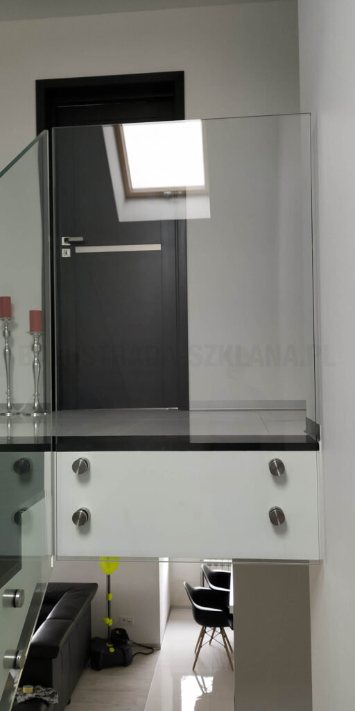 Balustrada szklana na dużych rotulach