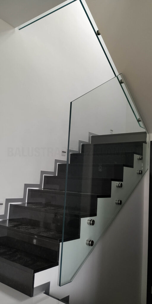 Balustrada szklana na dużych rotulach