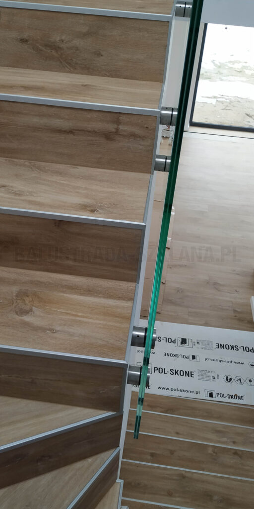 Balustrada szklana na rotulach wnętrze