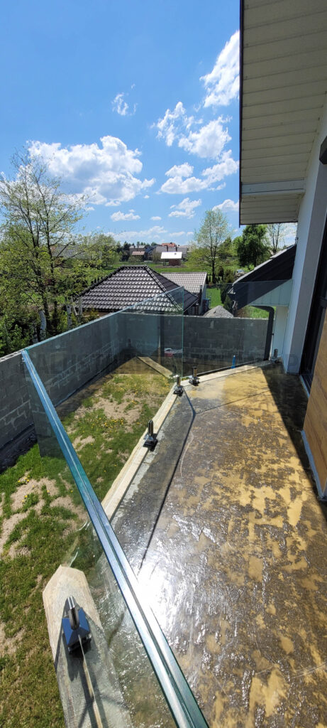 balustrada szklana balkon na stopkach