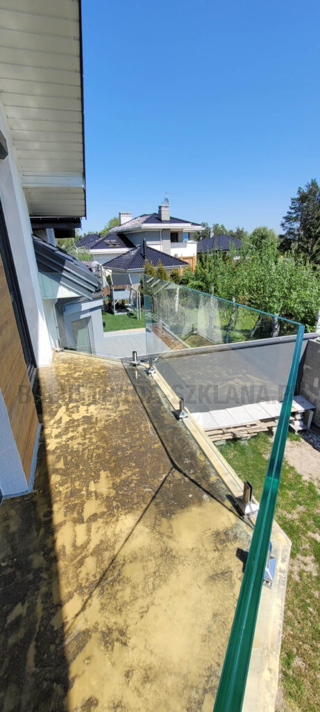 balustrada szklana balkon na stopkach