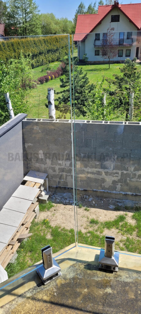 balustrada szklana balkon na stopkach