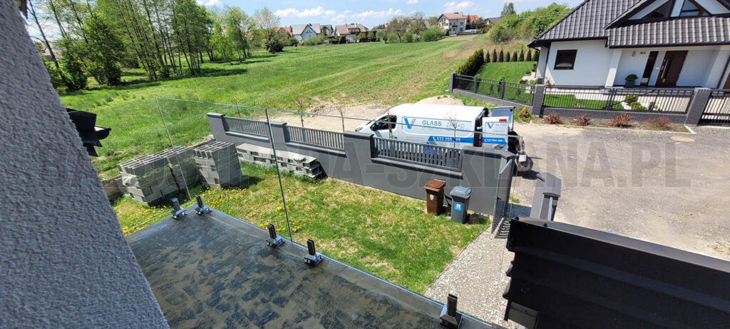 balustrada szklana balkon na stopkach