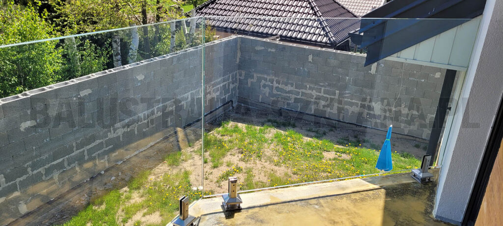 balustrada szklana balkon na stopkach