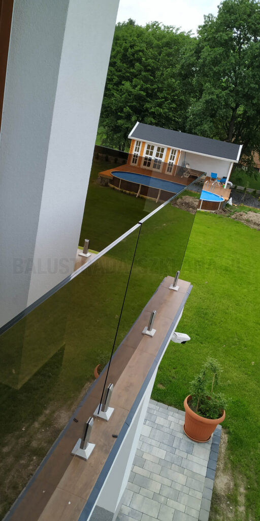 balustrada szklana balkon na stopach