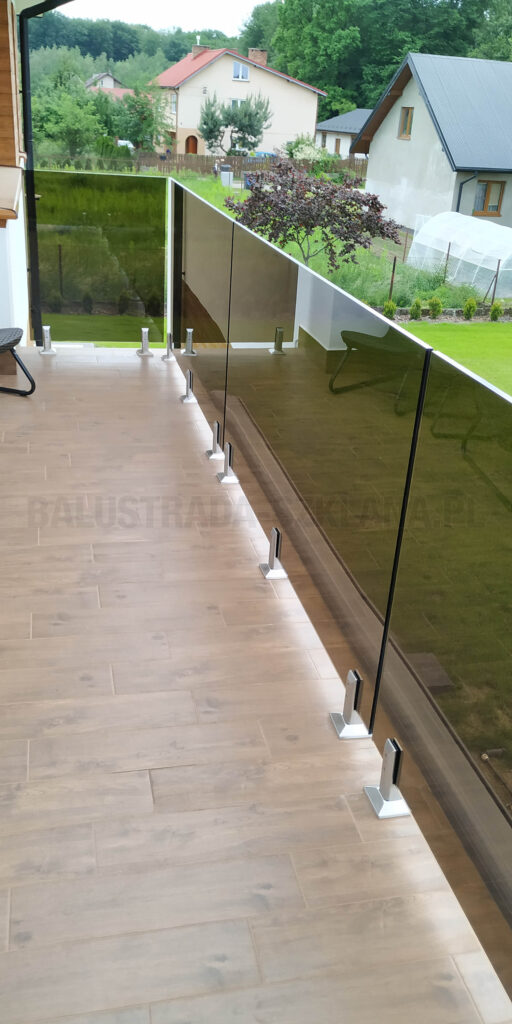 balustrada szklana balkon na stopach
