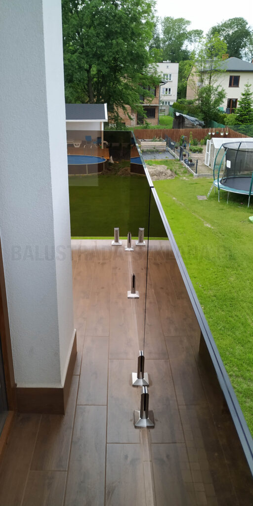 balustrada szklana balkon na stopach