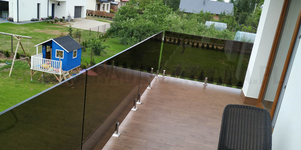 balustrada szklana balkon na stopach