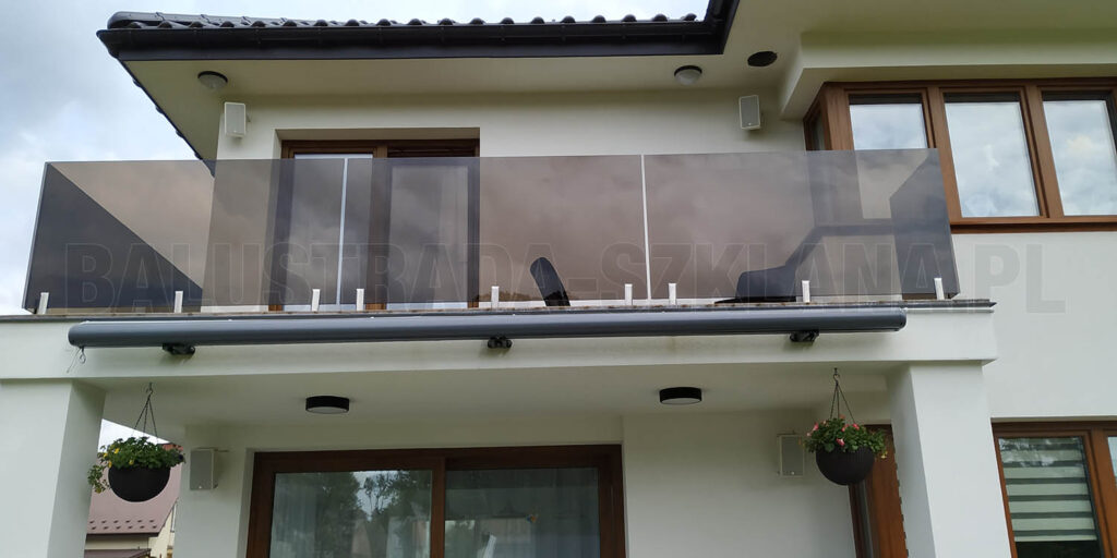 balustrada szklana balkon na stopach