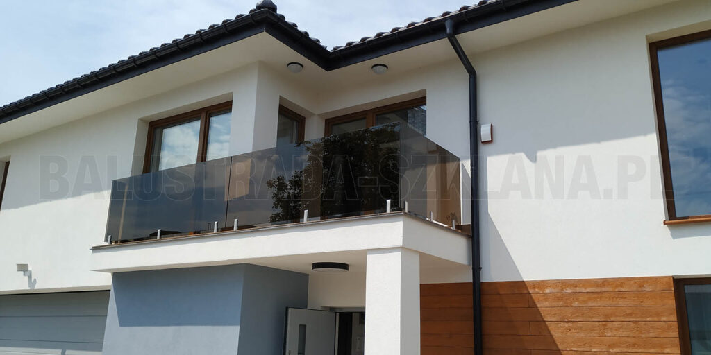 balustrada szklana balkon na stopach