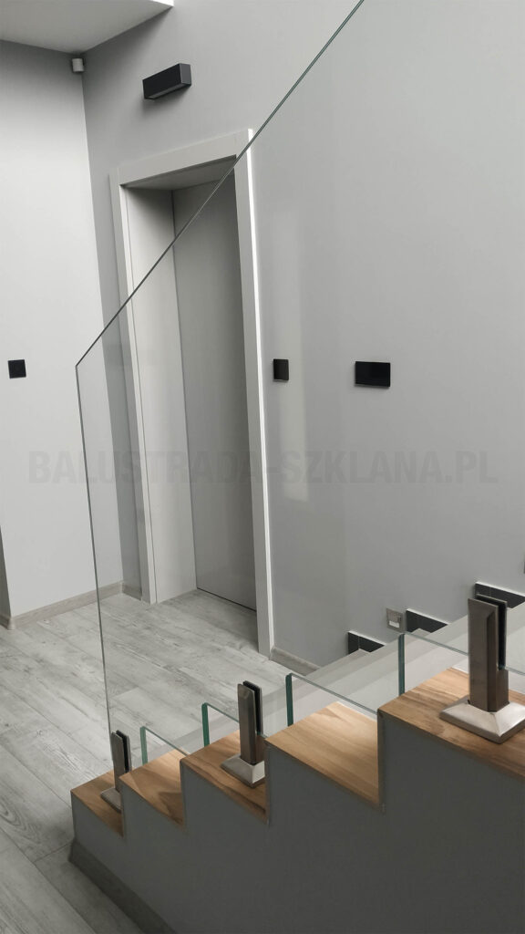Balustrada szklana balkonowa montaż