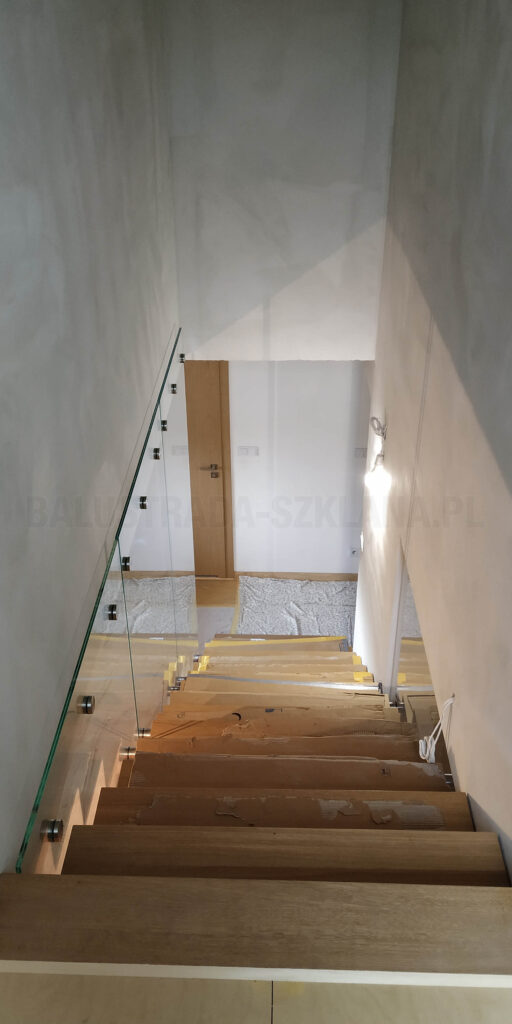 Balustrada szklana na rotulach schody